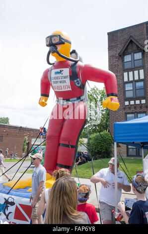 Blow up publicité mannequin École de Midwest la plongée. Grand Old jour Foire de rue. St Paul Minnesota MN USA Banque D'Images