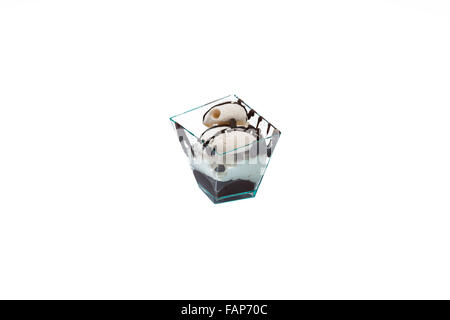 Dans l'image un petit gâteau avec et la crème dans une choccolate tasse en plastique,isolé sur fond blanc. Banque D'Images