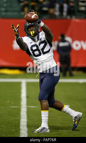 Phoenix, Arizona, USA. 2 Jan, 2016. West Virginia Mountaineers WR Devonte Mathis # 82 avant le Motel 6 Cactus Bowl NCAA football match entre le West Virginia Mountaineers et l'Arizona State Sun Devils à Chase Field à Phoenix, AZ. La Virginie de l'ouest de l'état de l'Arizona xxxx xx-xx. Justin Cooper/CSM/Alamy Live News Banque D'Images