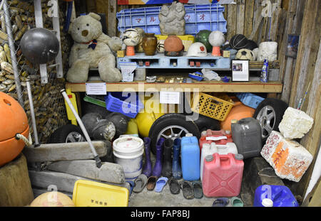 Forks, Washington State, USA. 10 Sep, 2015. Les articles qui ont été déversés dans l'océan lors d'un tsunami au Japon en 2011 et s'échouer sur l'autre côté de l'océan Pacifique aux États-Unis sont en exposition dans un musée à Forks, Washington State, USA, 10 septembre 2015. Ancien plombier John Anderson a recueilli échoués éléments à la plage tout au long de sa vie et l'a transformée en musée. Photo : Chris MELZER/dpa/Alamy Live News Banque D'Images
