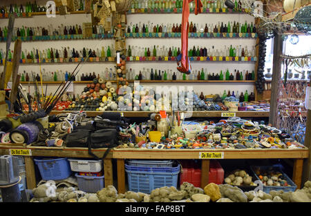 Forks, Washington State, USA. 10 Sep, 2015. Les articles perdus depuis près de cinq décennies sont en exposition dans un musée à Forks, Washington State, USA, 10 septembre 2015. Ancien plombier John Anderson a recueilli échoués éléments à la plage tout au long de sa vie et l'a transformée en musée. Photo : Chris MELZER/dpa/Alamy Live News Banque D'Images