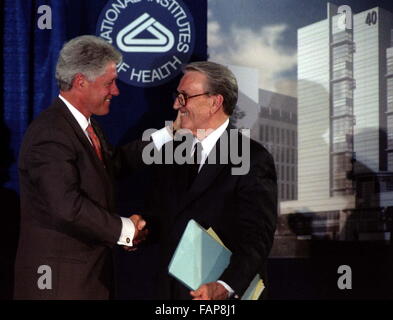 Fichier. 1er janvier 2016. DALE BUMPERS (12 août 1925 - 1 janvier 2016) d'un ancien sénateur américain et gouverneur de l'Arkansas qui a défendu le président B. Clinton durant son procès d'impeachment, est décédé vendredi. Il était de 90. Pare-chocs, un démocrate, est décédé à son domicile à Little Rock après avoir souffert de la maladie d'Alzheimer et d'une fracture de hanche. Sur la photo : June 9, 1999 - Bethesda Maryland : Institut National de la santé : (de g à d) Bill Clinton et le sénateur Dale Bumpers au dévouement le ''Dale et Betty Bumpers Vaccine Research Center : NIH. Le nouveau centre s'efforcera d'un vaccin contre le SIDA. (Crédit Image : © Globe Photos/ZUMAPRES Banque D'Images