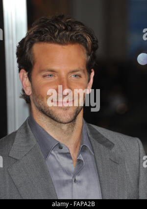 LOS ANGELES, CA - 8 février 2010 : Bradley Cooper à la première mondiale de son nouveau film 'Valentine's Day' au Grauman's Chinese Theatre, à Hollywood. Banque D'Images