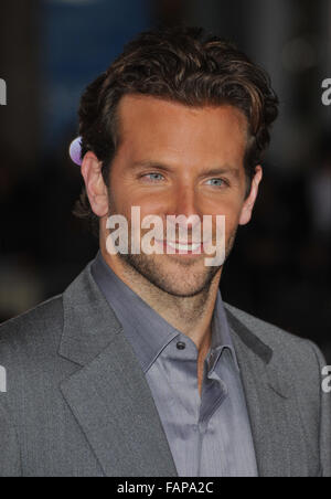 LOS ANGELES, CA - 8 février 2010 : Bradley Cooper à la première mondiale de son nouveau film 'Valentine's Day' au Grauman's Chinese Theatre, à Hollywood. Banque D'Images