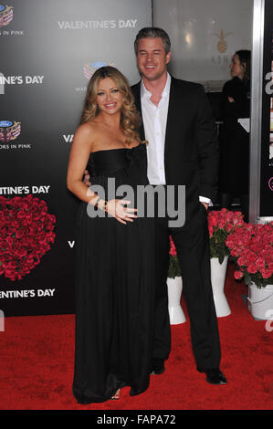 LOS ANGELES, CA - 8 février 2010 : Eric Dane et sa femme Rebecca Gayheart lors de la première mondiale de son nouveau film 'Valentine's Day' au Grauman's Chinese Theatre, à Hollywood. Banque D'Images