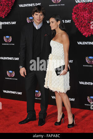 LOS ANGELES, CA - 8 février 2010 : Ashton Kutcher & Demi Moore lors de la première mondiale de son nouveau film 'Valentine's Day' au Grauman's Chinese Theatre, à Hollywood. Banque D'Images