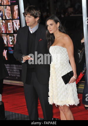 LOS ANGELES, CA - 8 février 2010 : Ashton Kutcher & Demi Moore lors de la première mondiale de son nouveau film 'Valentine's Day' au Grauman's Chinese Theatre, à Hollywood. Banque D'Images