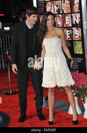 LOS ANGELES, CA - 8 février 2010 : Ashton Kutcher & Demi Moore lors de la première mondiale de son nouveau film 'Valentine's Day' au Grauman's Chinese Theatre, à Hollywood. Banque D'Images