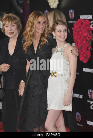 LOS ANGELES, CA - 8 février 2010 : Shirley MacLaine (à gauche), Julia Roberts & Emma Roberts lors de la première mondiale de son nouveau film 'Valentine's Day' au Grauman's Chinese Theatre, à Hollywood. Banque D'Images