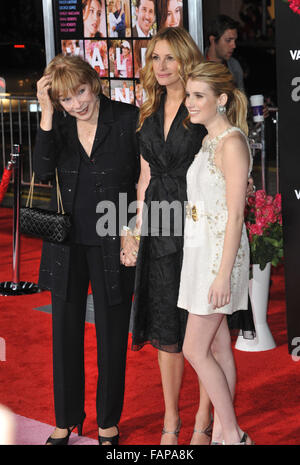 LOS ANGELES, CA - 8 février 2010 : Shirley MacLaine (à gauche), Julia Roberts & Emma Roberts lors de la première mondiale de son nouveau film 'Valentine's Day' au Grauman's Chinese Theatre, à Hollywood. Banque D'Images