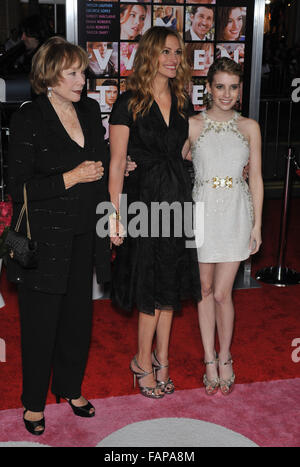 LOS ANGELES, CA - 8 février 2010 : Shirley MacLaine (à gauche), Julia Roberts & Emma Roberts lors de la première mondiale de son nouveau film 'Valentine's Day' au Grauman's Chinese Theatre, à Hollywood. Banque D'Images