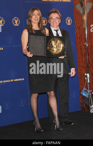 LOS ANGELES, CA - le 30 janvier 2010 Directeur : Kathryn Bigelow & Réalisateur Danny Boyle à la 62e assemblée annuelle Directors Guild of America Awards à l'hôtel Hyatt Century Plaza Hotel. Bigelow est la première femme à remporter le prix du meilleur long métrage directeur pour son documentaire "Les démineurs". Banque D'Images