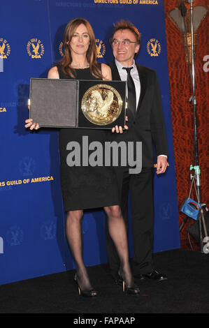 LOS ANGELES, CA - le 30 janvier 2010 Directeur : Kathryn Bigelow & Réalisateur Danny Boyle à la 62e assemblée annuelle Directors Guild of America Awards à l'hôtel Hyatt Century Plaza Hotel. Bigelow est la première femme à remporter le prix du meilleur long métrage directeur pour son documentaire "Les démineurs". Banque D'Images