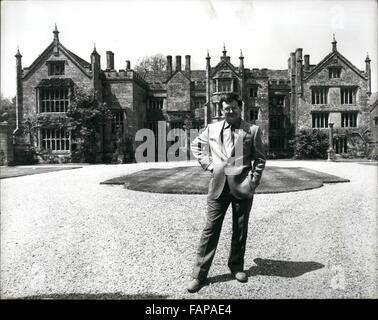 1972 - Le vicomte Linley, de se tailler une carrière dans le bois : Le vicomte Linley, 18 ans, fils de la princesse Margaret et Seigneur Snowden, a choisi de poursuivre une carrière dans l'artisanat et de design du bois quand il quitte l'école cet été. En septembre, il commence un cours de deux ans à l'école pour les artisans dans le bois au Parnham House, une belle maison dans la campagne du Dorset près de Beaminster audacieux de la région d'Elizabeth I. L'école n'accueille environ 20 étudiants à la fois, et le vicomte Linley sera l'un des seulement une poignée d'élèves ont choisi de commencer cette année. L'école, qui comprend actuellement des s Banque D'Images