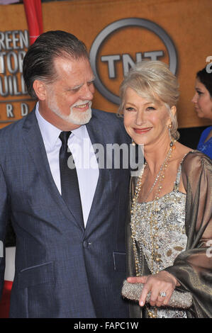 LOS ANGELES, CA - le 23 janvier 2010 : Helen Mirren & Taylor Hackford au 16e Congrès annuel de l'Acteur Écran Guild Awards au Shrine Auditorium. Banque D'Images