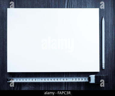 Ruban de mesure et crayon sur la texture en bois Banque D'Images