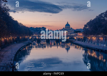 Rome, Italie : la Basilique Saint Pierre et Saint Angelo Bridge Banque D'Images