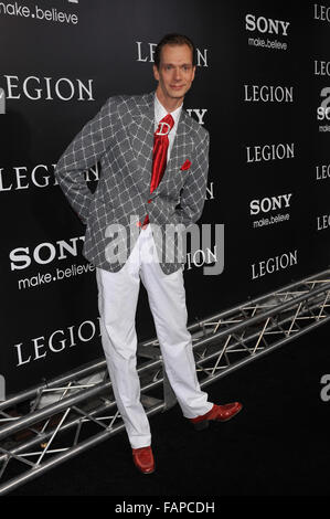 LOS ANGELES, CA - le 21 janvier 2010 : Doug Jones lors de la première mondiale de son nouveau film 'Legion' au Dôme de Cinerama, Hollywood. Banque D'Images