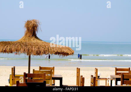 Café sur le bord de la mer,une table,chaises,un parasol,le littoral,la mer,le sable,une vue sur la mer, café, décoration de la maison,la côte Banque D'Images