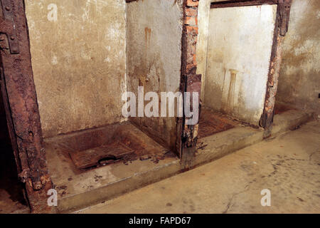 Cabines de latrines (toilettes) à l'intérieur de fort de Vaux, Verdun, Lorraine, France. Banque D'Images
