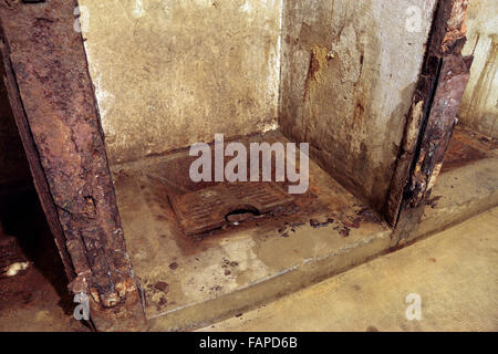 Une latrines (toilettes) à l'intérieur de fort de Vaux, Verdun, Lorraine, France. Banque D'Images