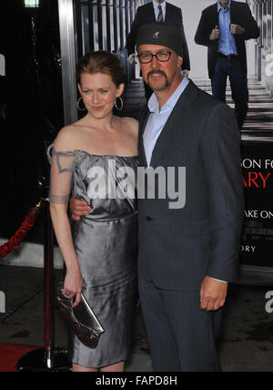 LOS ANGELES, CA - le 19 janvier 2010 : Mireille Enos & mari Alan Ruck à la première de "mesures extraordinaires" au Grauman's Chinese Theatre, à Hollywood. Banque D'Images