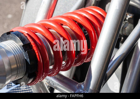 Motor Scooter, Italjet Dragster 180. Close up d'un rouge vif enroulé le long de l'amortisseur central de la béquille d'argent. Banque D'Images