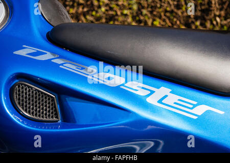 Motor-Scooter, Italjet Dragster 180. Close up de marque logo nom 'Dragster' le long du siège. Lettrage blanc contre le bleu. Banque D'Images