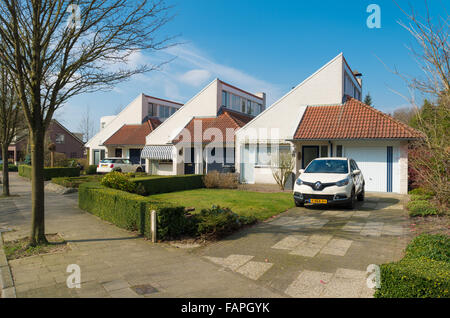 OLDENZAAL, Pays-Bas - le 23 mars 2015 : rangée de maisons individuelles identiques avec jardin et parking privé Banque D'Images