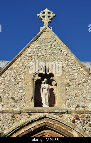 Statue sur l'église de St Mary the Virgin (St Mary's Parish Church), Old Hunstanton, Norfolk, England, UK Banque D'Images