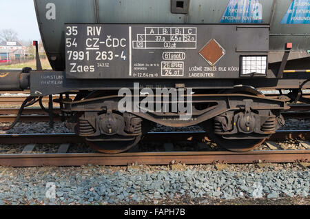 OLDENZAAL, Pays-Bas - le 23 mars 2015 : les roues d'un wagon de train de marchandises en attente sur l'Oldenzaal gare Banque D'Images