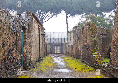 Ruines de l'antique ville romaine de Pompei, Italie. Ville a été détruit et enterré avec ash après l'éruption du Vésuve en 79 après Banque D'Images