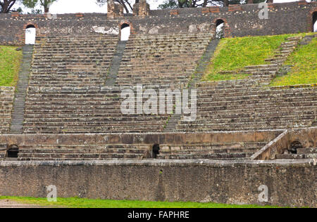 Amphithéâtre dans ancienne ville romaine de Pompéi, Italie. C'est le plus ancien amphithéâtre romain. Pompéi a été détruit et enterré avec ash après l'éruption du Vésuve en 79 après Banque D'Images