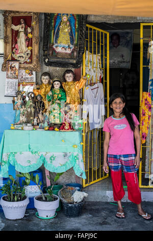 Une femme debout par un grave habitée à Manille, aux Philippines. Banque D'Images