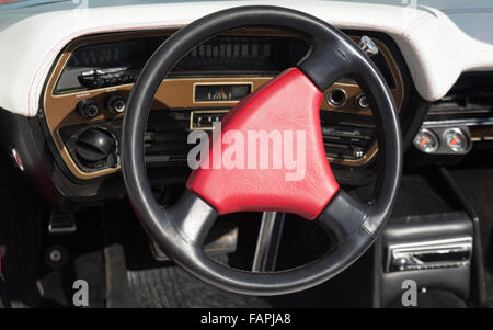 Volant rouge sur une vieille voiture chic Banque D'Images