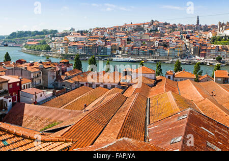Vue aérienne de toits de tuiles orange dans la vieille ville de Porto, Portugal Banque D'Images