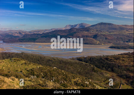 Vue du panorama à pied vers l'est sur la vallée de Mawddach Barmouth montrant la sinueuse rivière avec Cader Idris de montagnes. Banque D'Images
