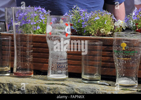 Verres à bière vide en haut de mur à l'extérieur de public house Banque D'Images