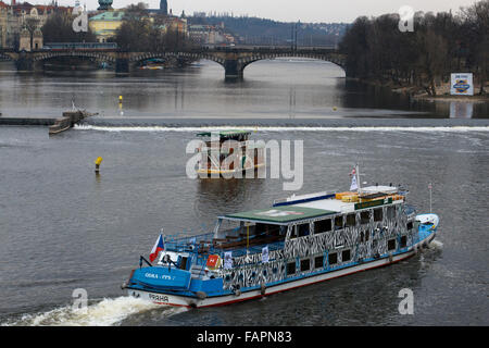 Croisière sur la rivière Vltava. Une promenade le long de la rivière Vltava est une activité qui ne devrait pas être manquantes sur un voyage à Prague . Vous Banque D'Images