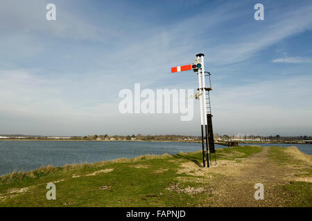 Nouveau signal ferroviaire le long de la ligne désaffectée Hayling Billy. Le signal a été officiellement inauguré le 17 octobre 2015. Banque D'Images