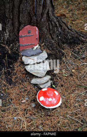 Porte chambre fée arbre décoration de jardin Décorez l'extérieur amusant nain miniature fantasy faire croire rouges champignon Floral RM Banque D'Images