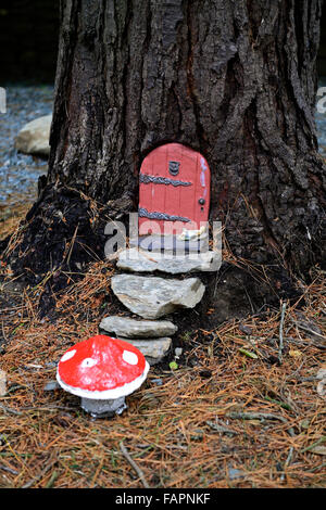 Porte chambre fée arbre décoration de jardin Décorez l'extérieur amusant nain miniature fantasy faire croire rouges champignon Floral RM Banque D'Images