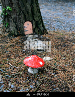 Porte chambre fée arbre décoration de jardin Décorez l'extérieur amusant nain miniature fantasy faire croire rouges champignon Floral RM Banque D'Images