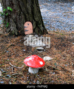 Porte chambre fée arbre décoration de jardin Décorez l'extérieur amusant nain miniature fantasy faire croire rouges champignon Floral RM Banque D'Images