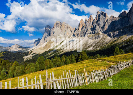 Le groupe de montagne Odle. Les prairies alpines, les clôtures en bois. Val di Funes, l'Hôtel Gardena Dolomites, Tyrol du Sud, Alpes italiennes. L'Europe. Banque D'Images