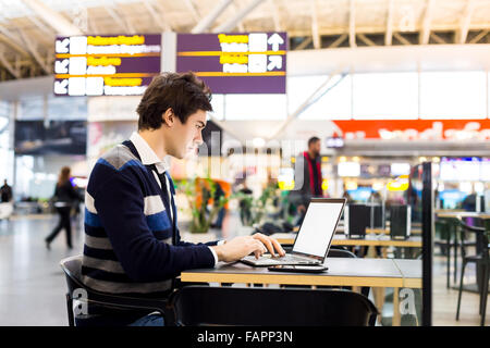 Offres de man working on laptop Banque D'Images
