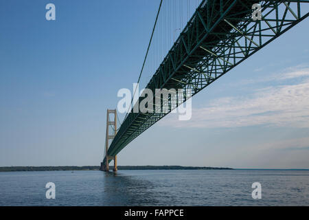 Le Mackinac Bridge inauguré en 1957 sur le détroit de Mackinac dans la région de Michigan Banque D'Images