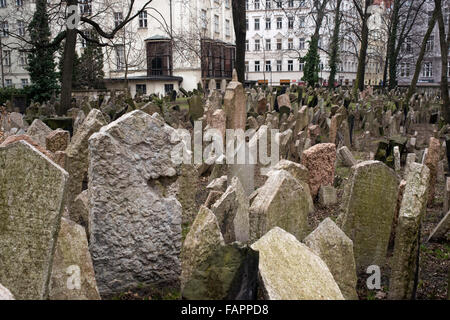 Le vieux cimetière juif de Prague. Le vieux cimetière juif de Prague (République tchèque : Vieux cimetière juif) est situé dans le Quartier Juif Quar Banque D'Images