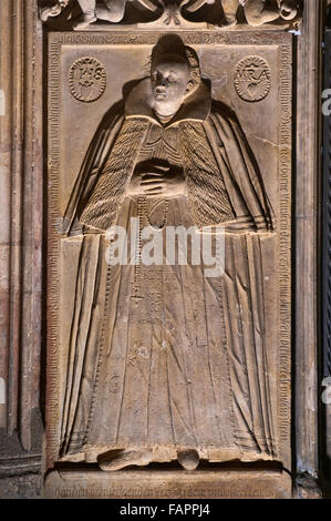 Tombe, effigie funéraire, à l'entrée de la cathédrale Saint-Jean-Baptiste à Ostrów Tumski à Wroclaw, Basse-Silésie, Pologne Banque D'Images