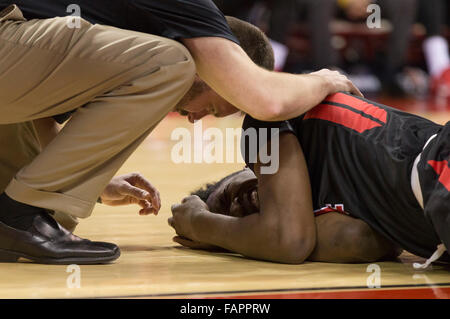 Madison, WI, USA. 2 Jan, 2016. Un joueur blessé se trouve sur la Rutgers parole au cours du jeu de basket-ball de NCAA entre le Rutgers Scarlet Knights et le Wisconsin Badgers au Kohl Center à Madison, WI. Le Wisconsin a défait 79-57 Rutgers. John Fisher/CSM/Alamy Live News Banque D'Images